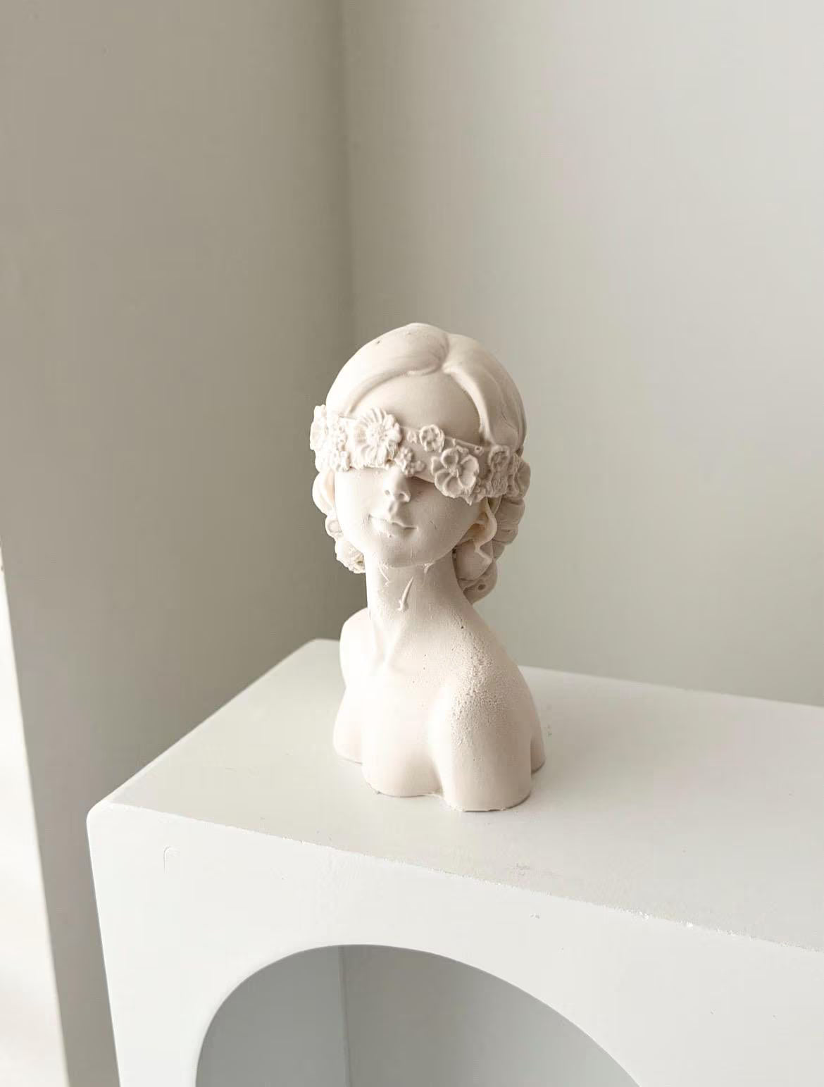 Lady statue, custom colour effects | Handmade | Jesmonite | neutral home decor and gifts.