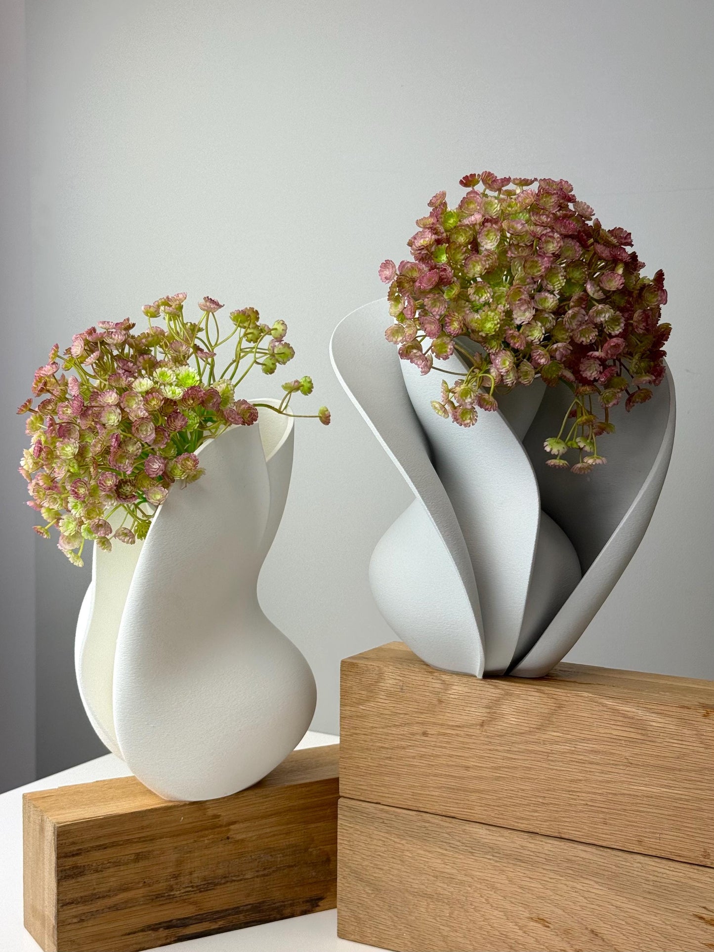 Abstract flower vase for mantel, Modern wavy vase with layered design, Futuristic decoration for dry flower display, New home useful gift