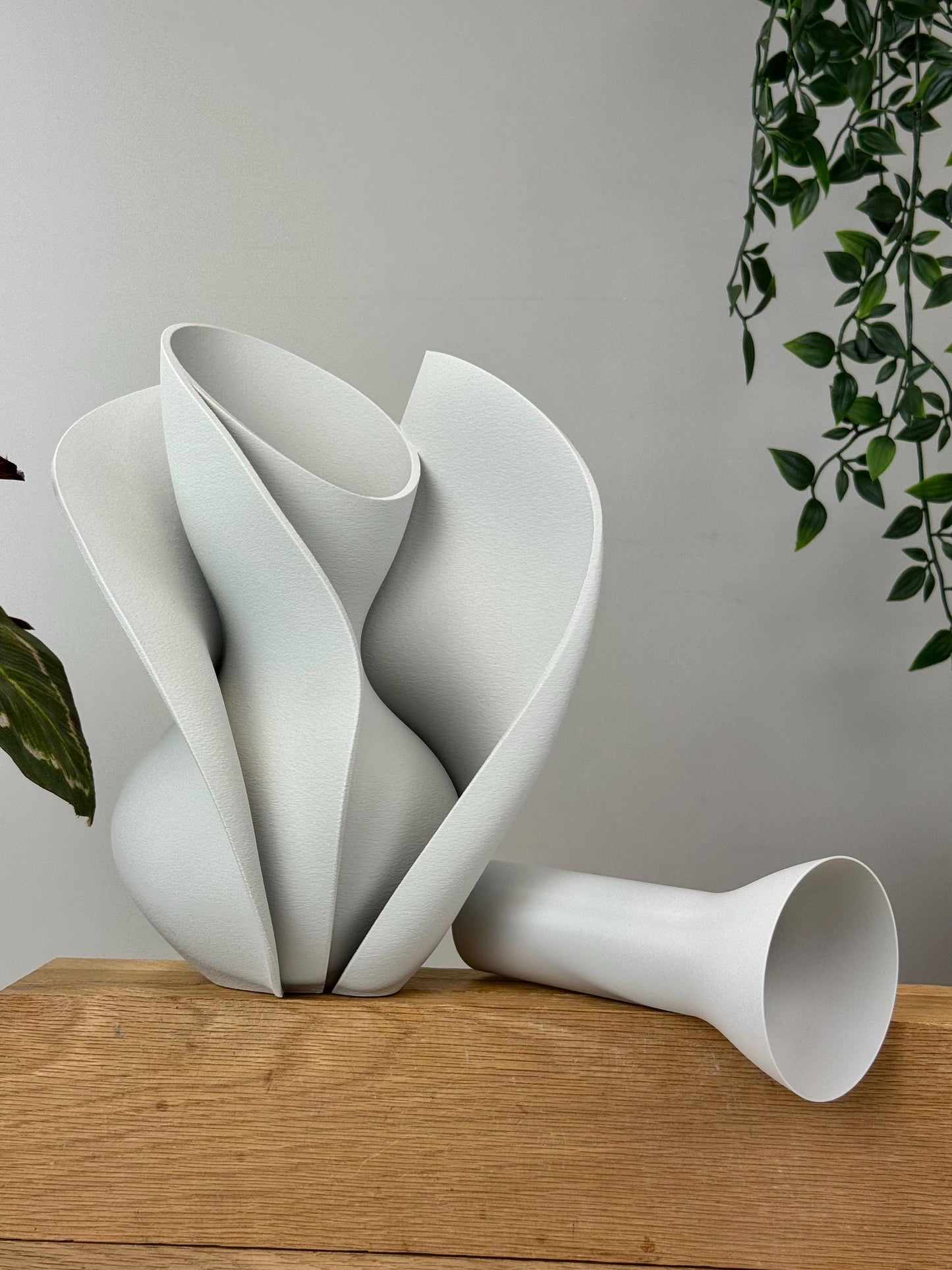 Abstract flower vase for mantel, Modern wavy vase with layered design, Futuristic decoration for dry flower display, New home useful gift